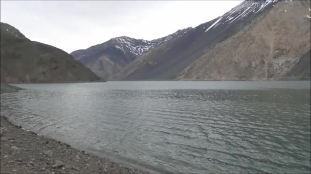 Paisagem de montanhas e lagoa em Santiago, Chile — Vídeo de Stock