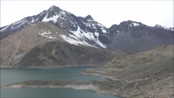 Landschap van bergen en lagune in Santiago, Chili — Stockvideo