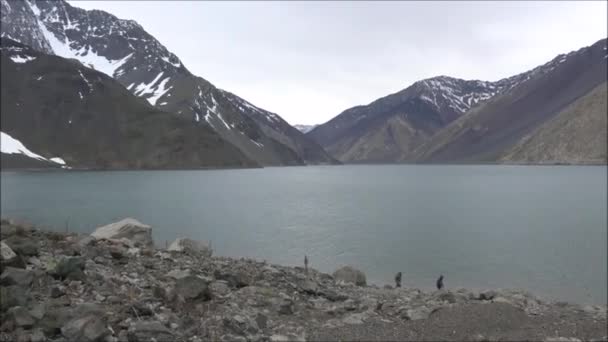 Landschap van bergen en lagune in Santiago, Chili — Stockvideo