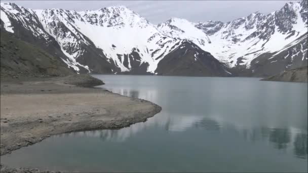 Landskap av berg och lagunen i Santiago, Chile — Stockvideo