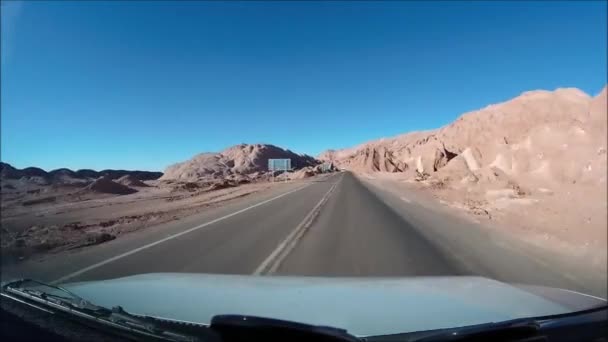 Пейзаж и дороги в пустыне Атакама в Чили — стоковое видео