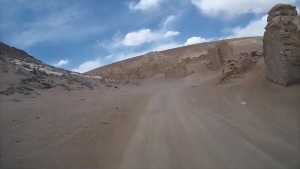 Landschap en wegen in de Atacama woestijn in Chili — Stockvideo