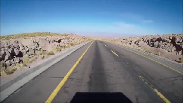 Landschap en wegen in de Atacama woestijn in Chili — Stockvideo