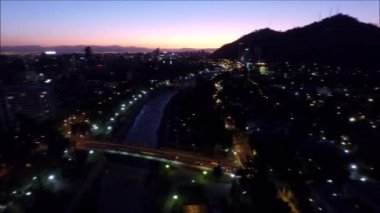 günbatımı ve gece şehir ışıkları Santiago, Şili için sonra