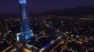 Drone havadan görünümü ve gece şehir ışıkları Santiago, Chile