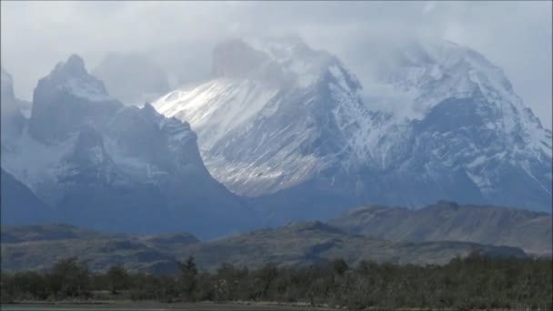 Пейзаж рек, гор и облаков в Патагонии, Чили — стоковое видео