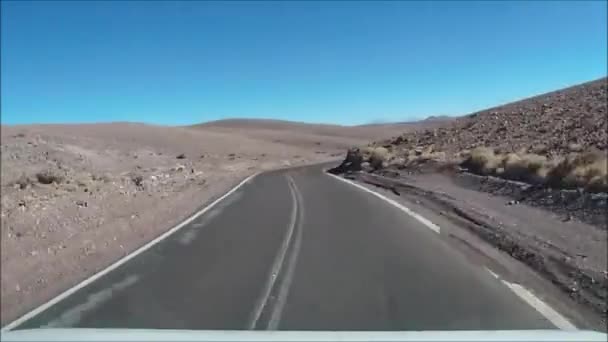 Paisaje y carreteras en el desierto de Atacama en Chile — Vídeo de stock