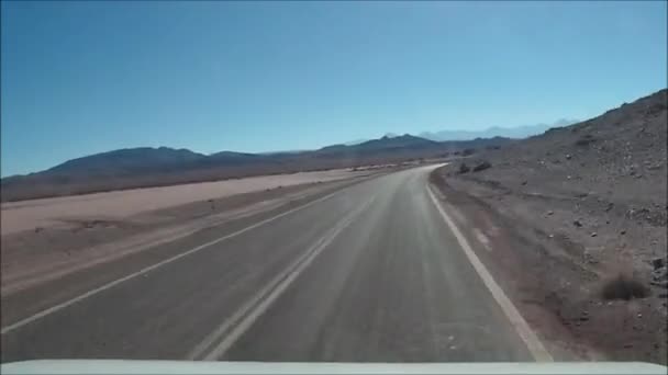 ภูมิทัศน์และถนนในทะเลทรายอาตาคามาในชิลี — วีดีโอสต็อก