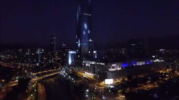 Drohnen-Luftaufnahme und nächtliche Stadtbeleuchtung in santiago, Chile — Stockvideo