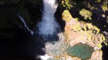 Şili'deki şelale dron havadan görünümü