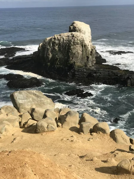 Rotsachtig strand landschap op een strand in Chili — Stockfoto