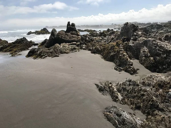 Rotsachtig strand landschap op een strand in Chili — Stockfoto