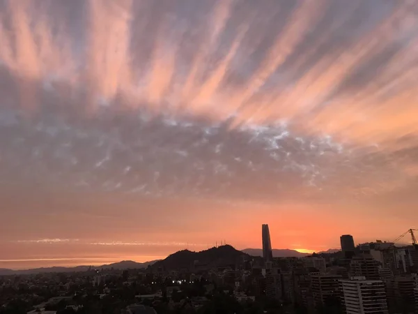 Nubes del atardecer y paisaje urbano en Chile —  Fotos de Stock