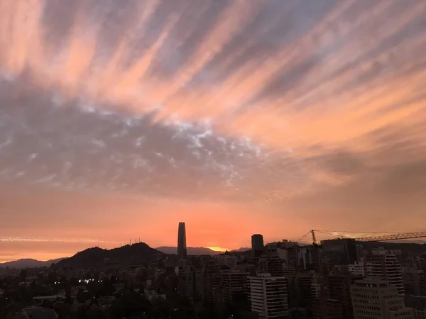 Nuvens de pôr do sol e paisagem da cidade no Chile — Fotografia de Stock