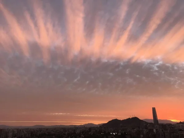 惊人的晚霞在 Santiago，智利 — 图库照片