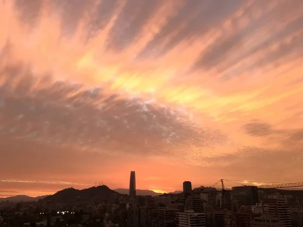 Incríveis nuvens de pôr do sol em Santiago, Chile — Fotografia de Stock