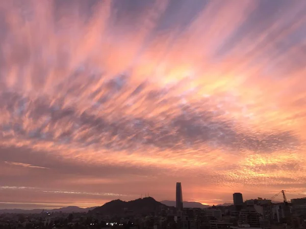 Σύννεφα στο καταπληκτικό ηλιοβασίλεμα στο Santiago της Χιλής — Φωτογραφία Αρχείου