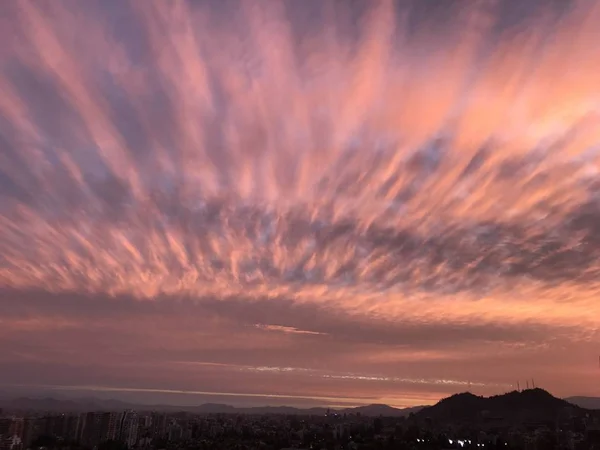 Increíbles nubes de atardecer en Santiago, Chile — Foto de Stock