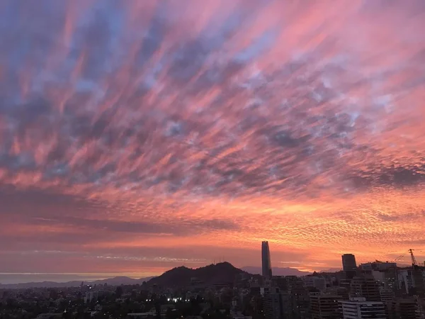 Increíbles nubes de atardecer en Santiago, Chile — Foto de Stock