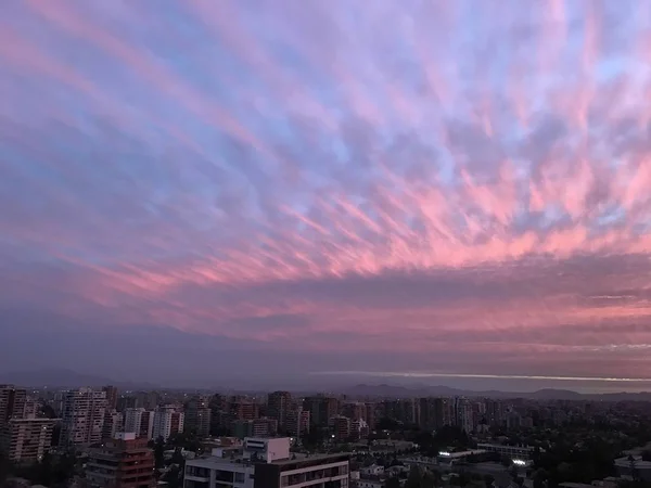 Increíbles nubes de atardecer en Santiago, Chile —  Fotos de Stock