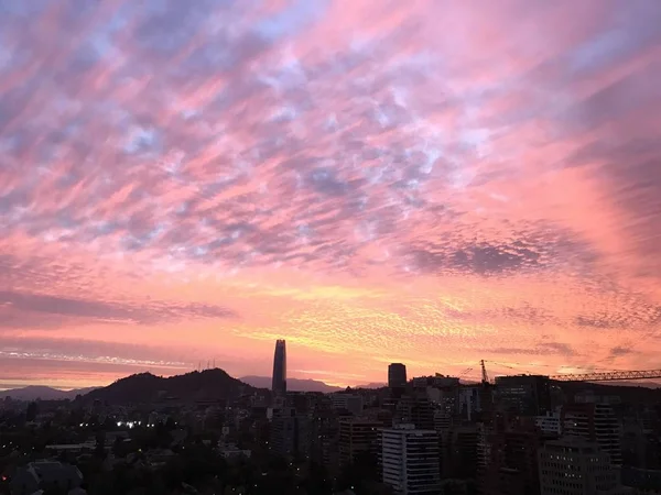 Incríveis nuvens de pôr do sol em Santiago, Chile — Fotografia de Stock