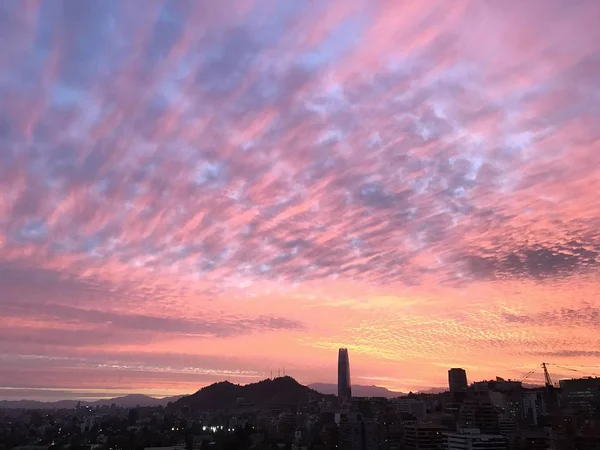 Incríveis nuvens de pôr do sol em Santiago, Chile — Fotografia de Stock