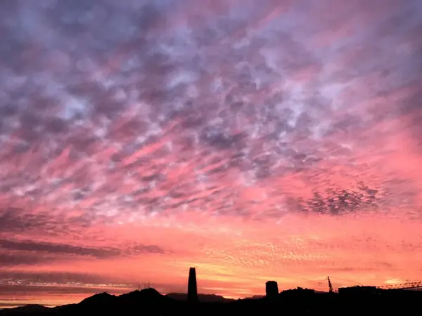 Sonnenuntergangswolken und Stadtlandschaft in Chile — Stockfoto