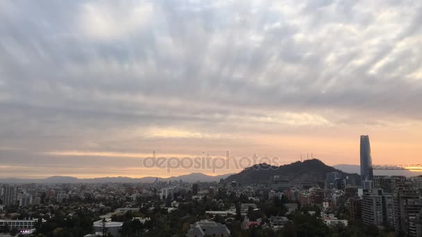 Σύννεφα στο ηλιοβασίλεμα στο Santiago της Χιλής — Αρχείο Βίντεο