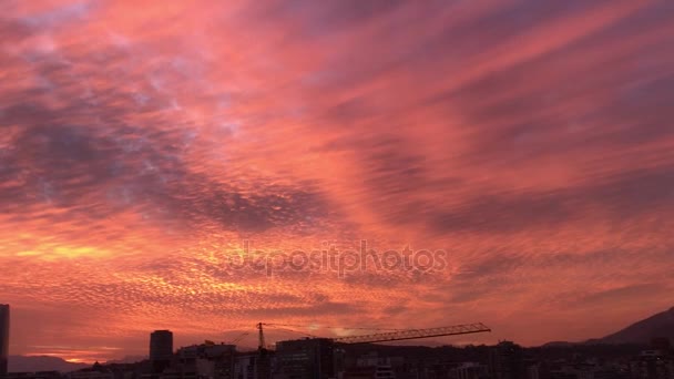 Coucher de soleil nuages et paysage urbain au Chili — Video