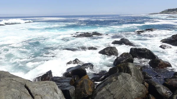 Пейзаж скалистого пляжа и отдых в Чили — стоковое фото