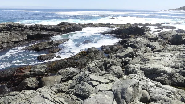 Paisaje de playa rocosa y vacaciones en Chile — Foto de Stock