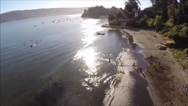 Táj és a sziklás stranddal és ünnepek Chilében — Stock videók