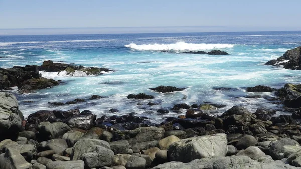 チリの岩のビーチや休日の風景 — ストック写真