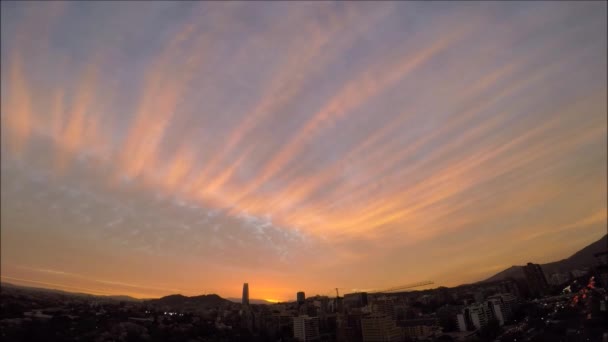 Zonsondergang wolken in de stad Santiago, Chili — Stockvideo