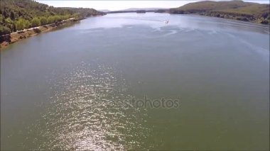 Nehir, köprü, tekne ve Şili doğada havadan görünümü