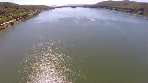 Luftaufnahme von Fluss, Brücke, Boot und Natur in Chile — Stockvideo