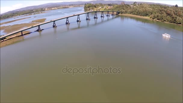 Luftaufnahme von Fluss, Brücke, Boot und Natur in Chile — Stockvideo