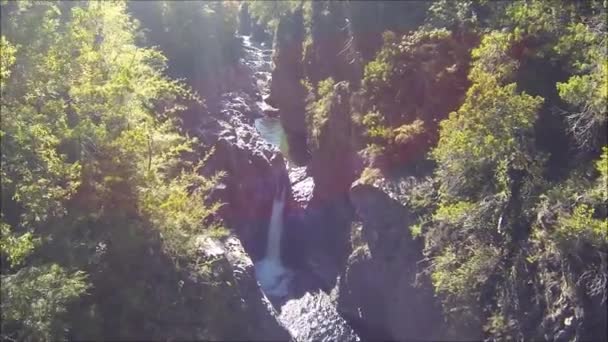 Imágenes aéreas de drones de cascadas en Chile — Vídeo de stock