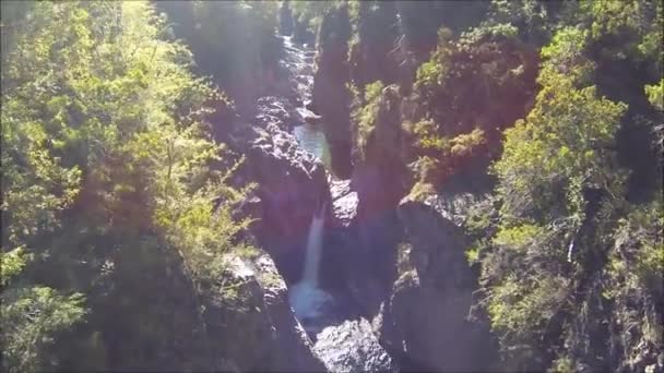 Imágenes aéreas de drones de cascadas en Chile — Vídeo de stock