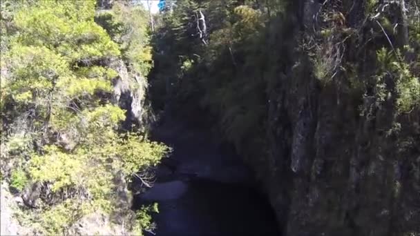 Drone luchtfoto beelden van watervallen in Chili — Stockvideo