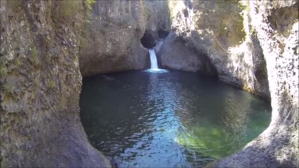 Filmagem aérea de drones de cachoeiras no Chile — Vídeo de Stock