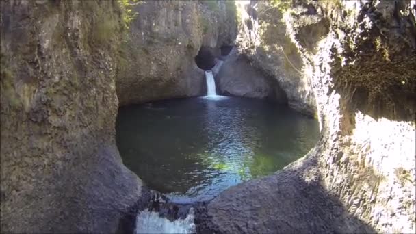 Drohnenaufnahmen von Wasserfällen in Chile — Stockvideo