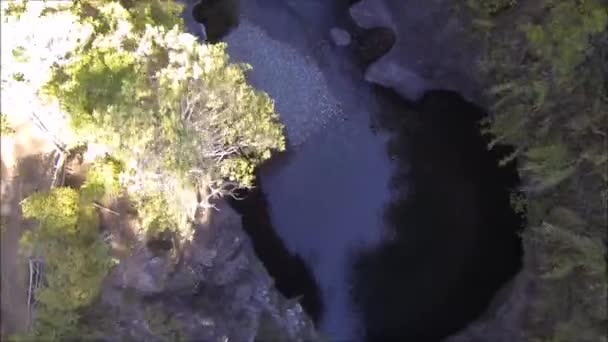 Drone images aériennes de cascades au Chili 