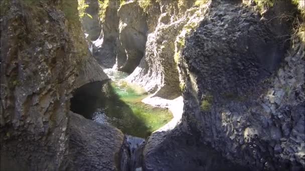 Imágenes aéreas de drones de cascadas en Chile — Vídeo de stock