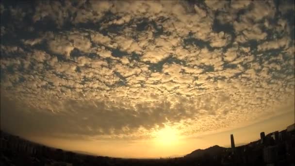 Gün batımı bulutlar şehirde Santiago, Şili — Stok video