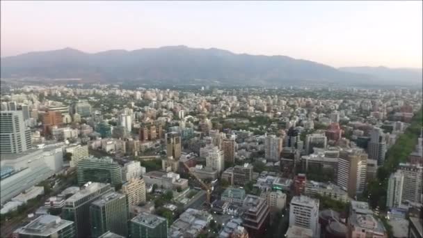 칠레의 수도 산티아고의 무인 항공 영상 — 비디오