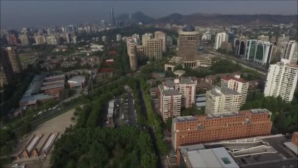 チリの首都サンティアゴの空撮をドローンします。 — ストック動画