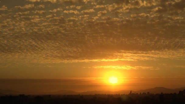 Zonsondergang wolken in de stad Santiago, Chili — Stockvideo