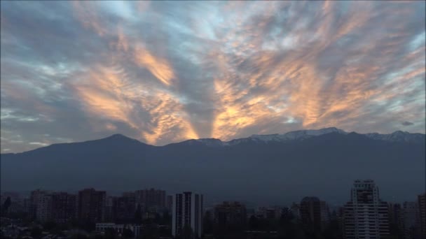 Σύννεφα στο ηλιοβασίλεμα στην πόλη του Σαντιάγο, Χιλή — Αρχείο Βίντεο