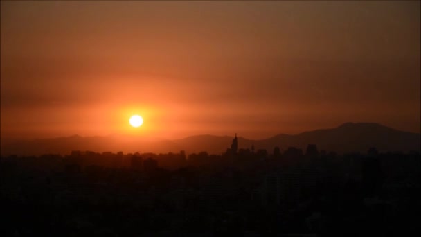 Gün batımı bulutlar şehirde Santiago, Şili — Stok video